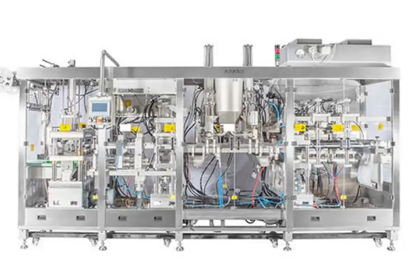 یک دستگاه ترموفیل سیل اتوماتیک در حال بسته‌بندی محصولات غذایی در یک خط تولید صنعتی