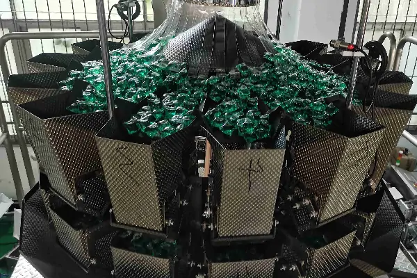 تصویر یک دستگاه بسته بندی توزین دار پیشرفته در یک کارخانه ایرانی