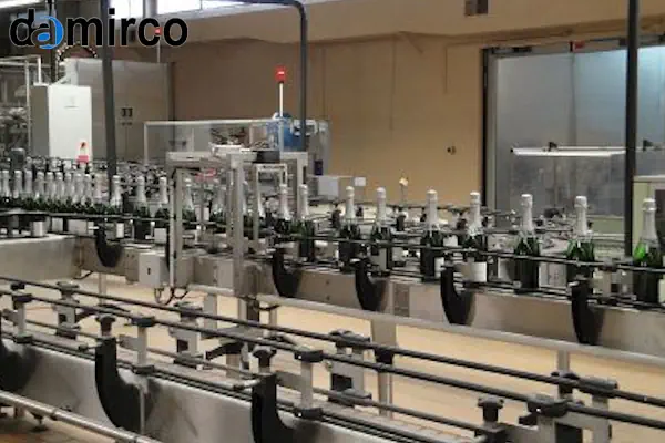 نمایی از یک دستگاه باندرول صنعتی در حال بسته‌بندی محصولات با نوار کاغذی