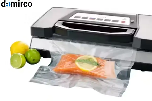 یک دستگاه وکیوم صنعتی دو کابین در یک محیط کارخانه تمیز در حال بسته‌بندی محصولات