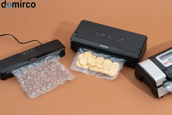 یک دستگاه بسته بندی وکیوم صنعتی در حال کار در یک کارخانه مواد غذایی