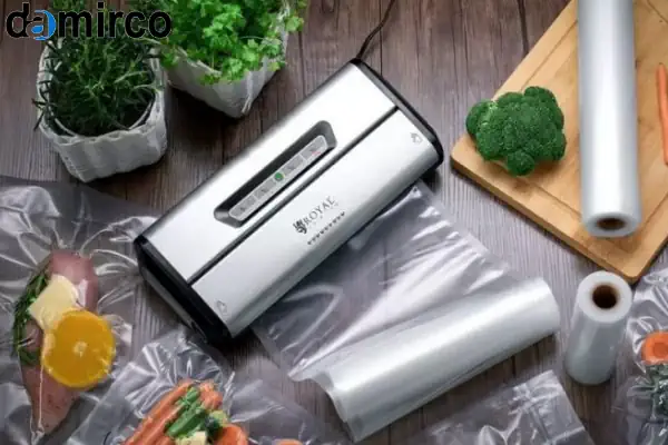 دستگاه بسته بندی وکیوم صنعتی پیشرفته در حال بسته بندی محصولات غذایی