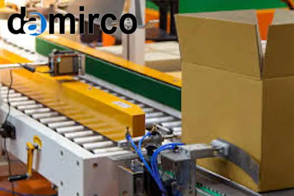 یک دستگاه کارتونینگ اتوماتیک مدرن در یک کارخانه در حال قرار دادن محصول داخل کارتن