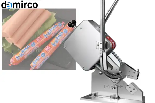 تصویری از یک دستگاه کلیپس زن صنعتی در حال بسته‌بندی سوسیس