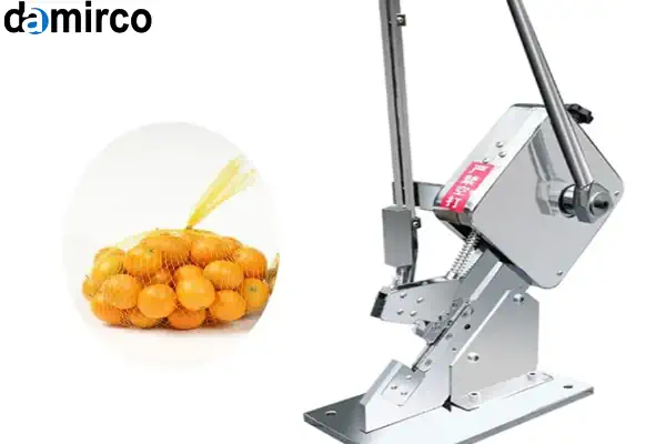 تصویر یک دستگاه کلیپس زن رومیزی در حال بستن پوشش سوسیس با کلیپس فلزی