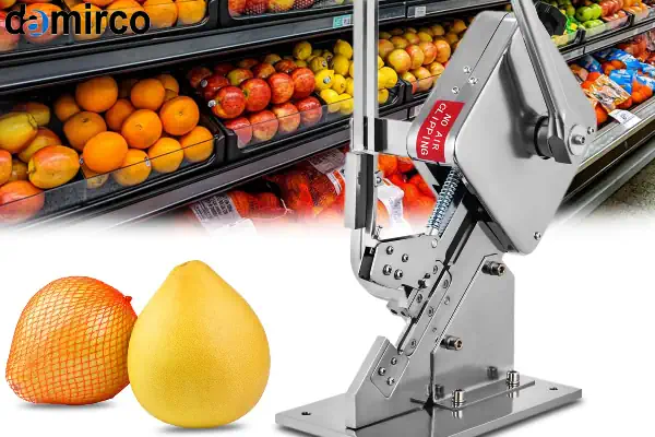 یک دستگاه کلیپس زن دستی استیل در حال بسته‌بندی سوسیس در یک کارگاه کوچک تولیدی