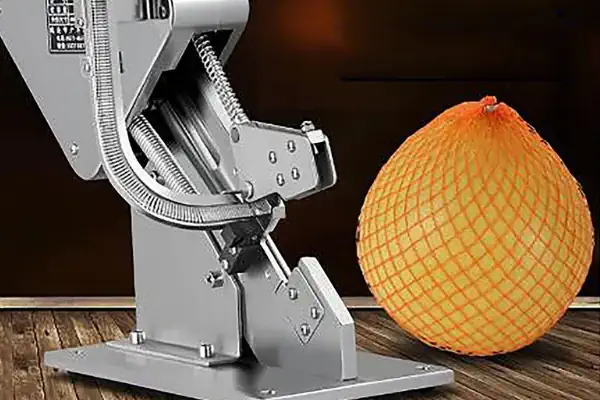 دستگاه کلیپس زن اتوماتیک صنعتی در حال بسته‌بندی سوسیس در خط تولید مواد غذایی