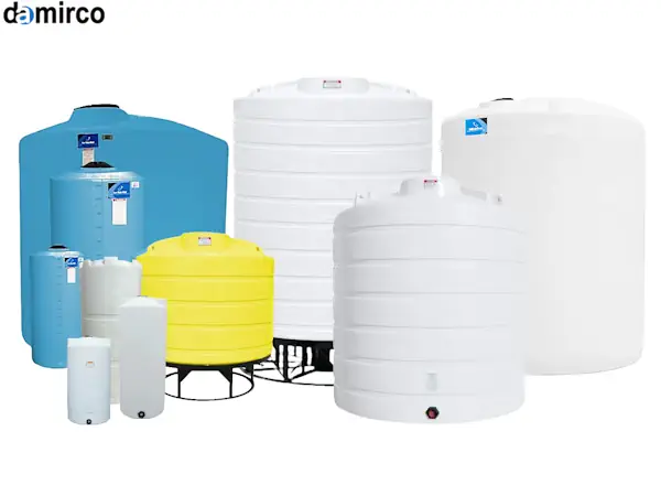 تصویری از انواع تانکر پلاستیکی عمودی، افقی و مکعبی در کنار یکدیگر