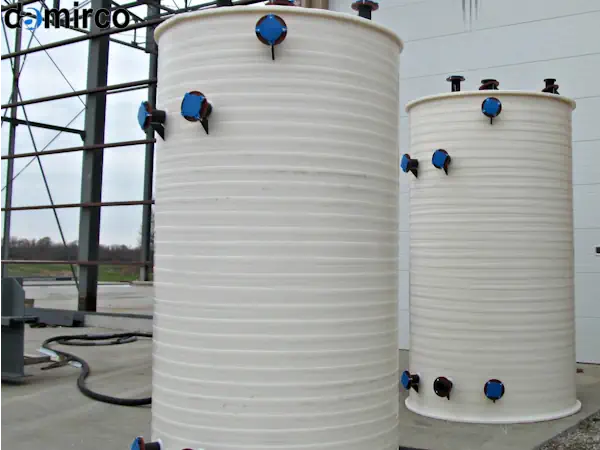 تصویر چند تانکر پلاستیکی ضد جلبک سه لایه در اندازه‌های مختلف در یک انبار صنعتی