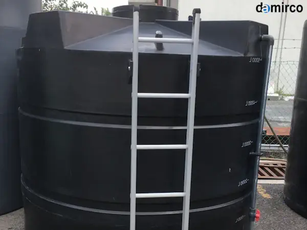 تصویر چند تانکر پلاستیکی سه لایه در اندازه‌های مختلف آماده برای خرید و نصب