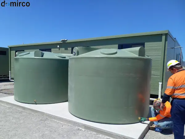 انواع مخازن پلی اتیلن عمودی و افقی در رنگ های سفید و آبی