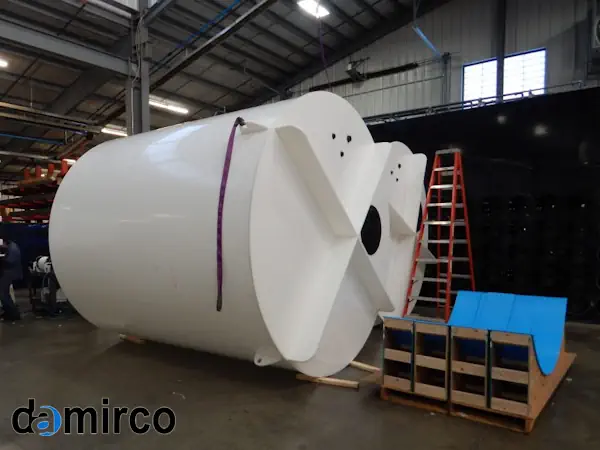 تصویر انواع تانکرهای پلاستیکی عمودی، افقی و مکعبی در اندازه‌های مختلف