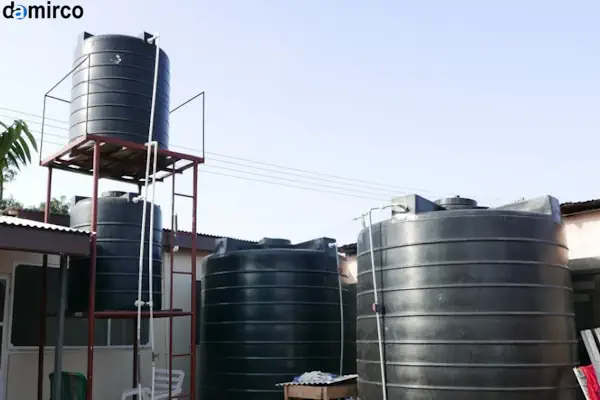 انواع تانکرهای پلاستیکی افقی، عمودی و مکعبی در رنگ سفید