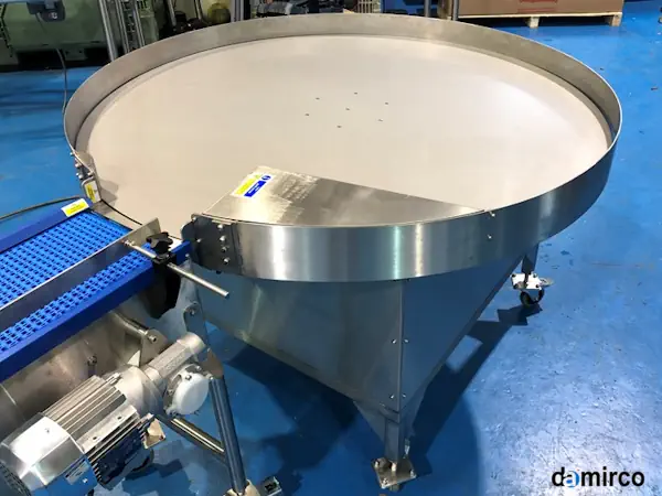 میز ترافیک صنعتی استیل در حال کار در خط بسته‌بندی ظروف