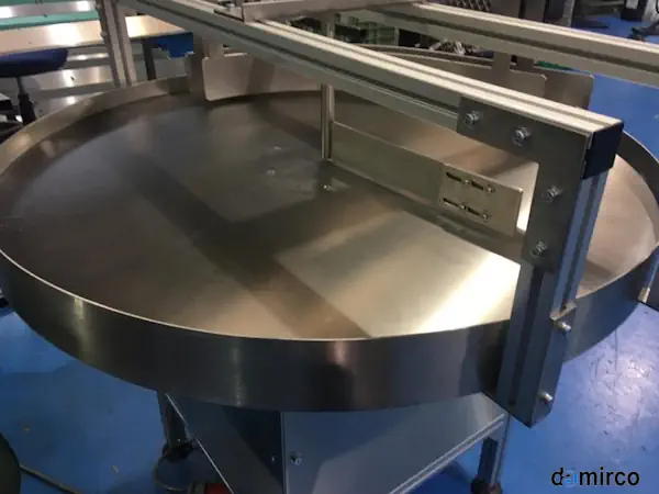 نمایی از یک میز ترافیک مخصوص بطری در حال کار در یک خط تولید نوشیدنی مدرن