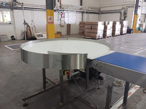 یک میز ترافیک بسته بندی از جنس استیل ضد زنگ در یک خط تولید صنعتی