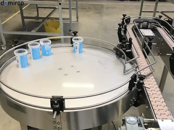 میز ترافیک استیل گردان در حال کار در یک خط تولید دارویی پیشرفته