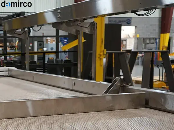 تصویری از یک میز ترافیک بسته بندی استیل در یک خط تولید صنعتی