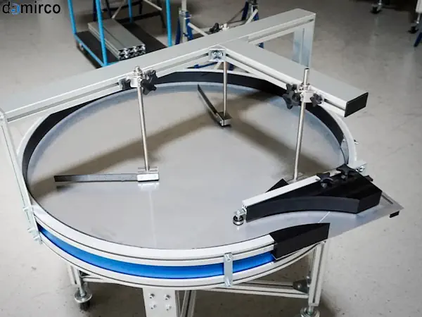 میز ترافیک دوار در حال کار در یک خط اتوماسیون بسته‌بندی نهایی محصولات غذایی