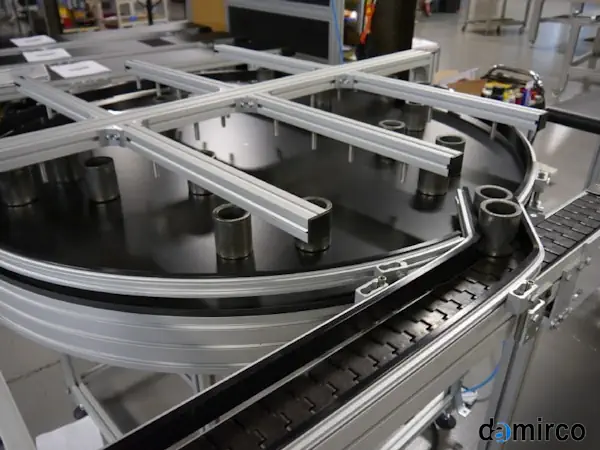 نمایی از یک میز ترافیک گردان استیل در خط تولید بطری