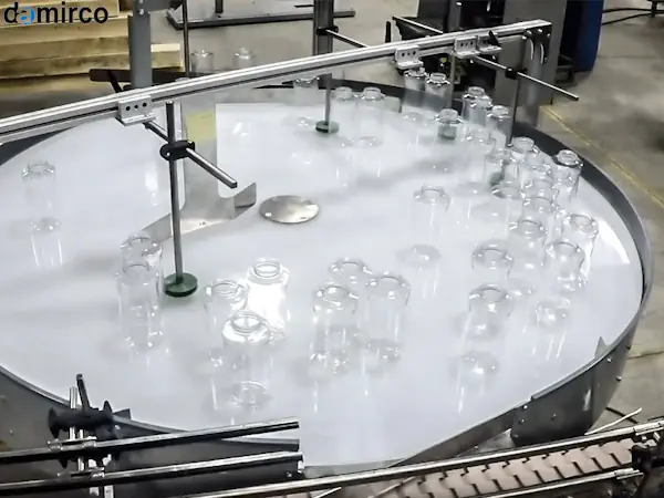 یک میز ترافیک صنعتی در حال کار در یک خط تولید، با تمرکز بر قطعات متحرک و سطح تمیز آن.