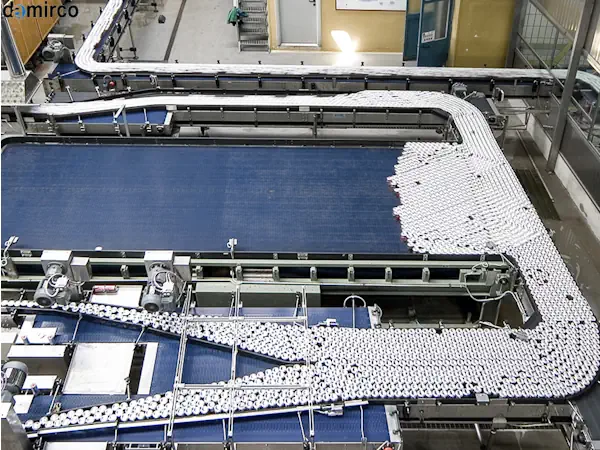 کارگران در حال نصب و تنظیم یک میز ترافیک بسته‌بندی در خط تولید