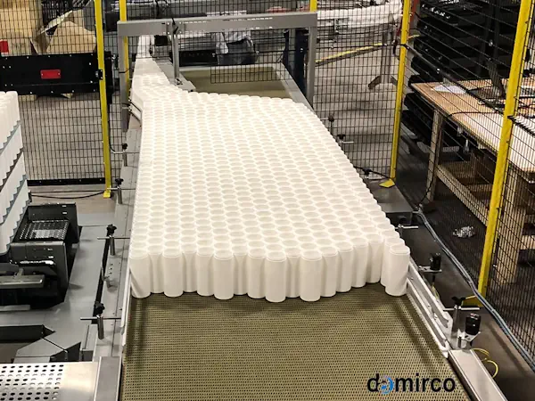 تصویر یک میز ترافیک گردان از جنس استیل ضد زنگ در یک محیط تمیز داروسازی