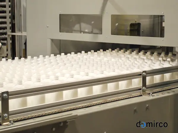 میز ترافیک صنعتی از جنس استیل ضد زنگ در حال کار در یک خط تولید نوشیدنی