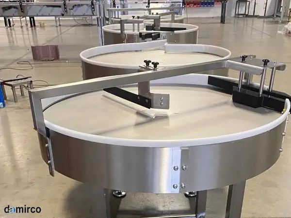 یک میز ترافیک دست دوم استیل در یک خط تولید صنعتی در حال کار