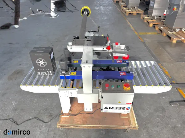 یک دستگاه چسب زن کارتن دست دوم در حال کار در یک خط بسته‌بندی صنعتی