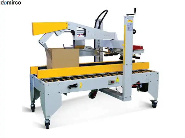 دستگاه چسب زن کارتن صنعتی در حال کار در یک خط بسته بندی