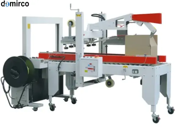 تصویر یک دستگاه چسب زن سه موتوره صنعتی در حال چسب زدن به یک کارتن بزرگ و سنگین در خط تولید