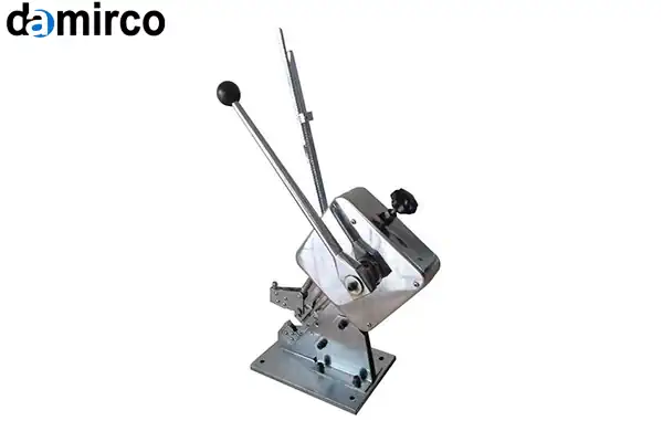 تصویر یک دستگاه کلیپس زن صنعتی تمام اتوماتیک در خط تولید سوسیس و کالباس