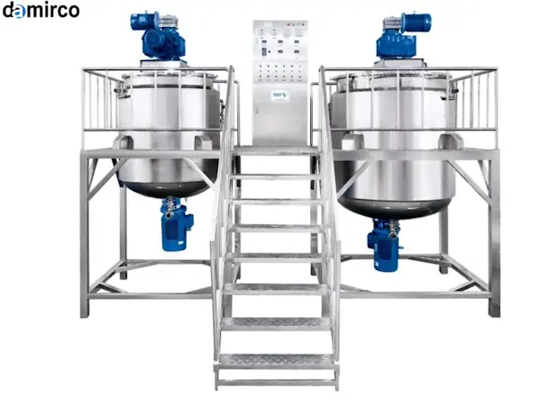 یک میکسر مایعات شیمیایی صنعتی ساخته شده از فولاد ضد زنگ در حال کار در یک مخزن