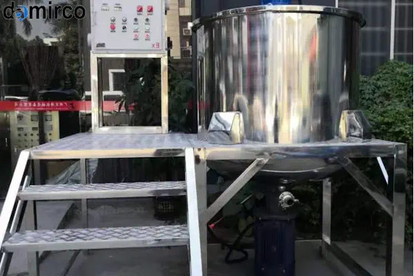 یک میکسر مایعات شوینده صنعتی از جنس استیل ضدزنگ در حال ترکیب مواد اولیه در یک کارخانه تولید مواد بهداشتی