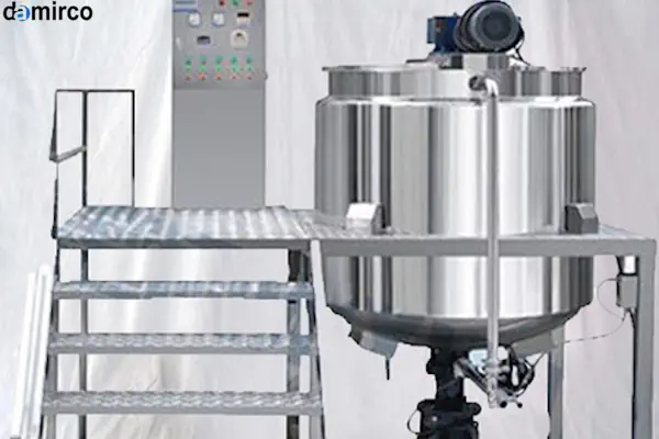 یک مخزن میکسر دار مایعات استیل با همزن پروانه‌ای در یک کارخانه صنعتی