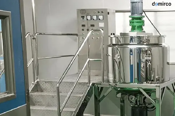 یک میکسر مایعات دور بالا صنعتی در حال همزدن مایع در یک مخزن استیل ضد زنگ