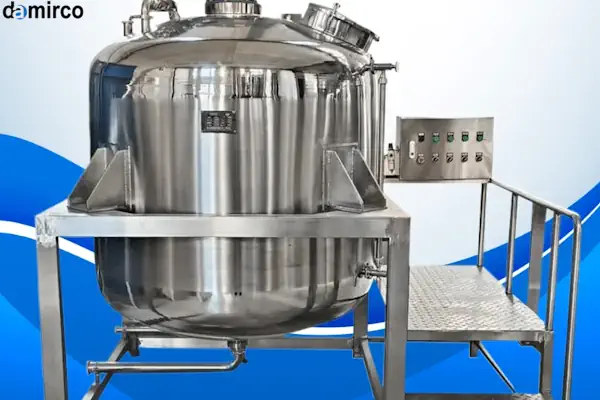 تصویر یک دستگاه میکسر هموژنایزر مایعات صنعتی در حال کار برای ایجاد امولسیون