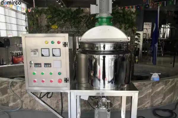 تصویر شماتیک یک میکسر مایعات صنعتی در حال کار