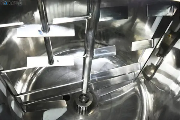 تصویر یک موتور گیربکس صنعتی متصل به شفت و پروانه میکسر مایعات