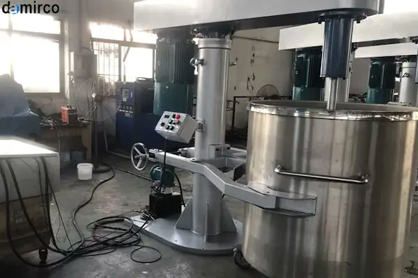 یک میکسر مایعات دست دوم استیل در یک کارگاه صنعتی