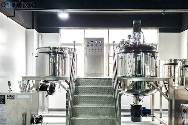 تصویر یک میکسر مایعات صنعتی استیل در حال کار در یک مخزن بزرگ