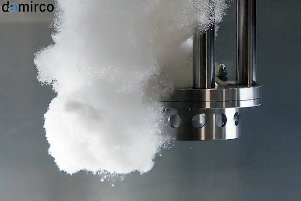 نمای نزدیک از یک میکسر مایعات دارویی از جنس استنلس استیل با اتصالات بهداشتی و سطح پولیش خورده، مطابق با استانداردهای GMP.