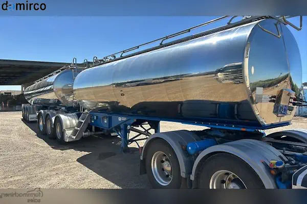 تانکر حمل شیر استیل سه محور در حال حرکت در جاده