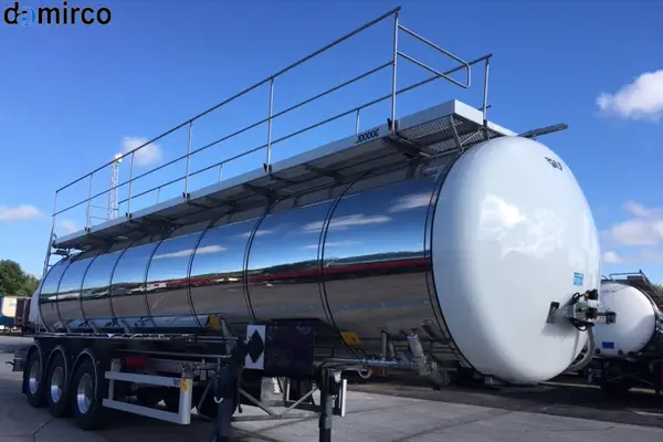 تانکر حمل شیر از جنس استیل ضدزنگ در حال حرکت در جاده