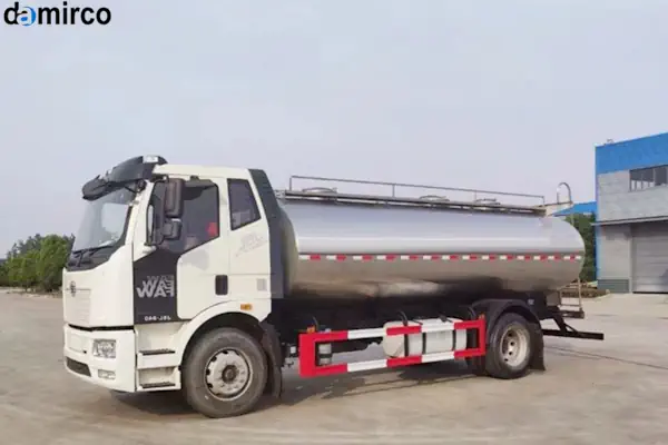 انواع تانکر حمل شیر با ظرفیت های مختلف در یک محوطه صنعتی