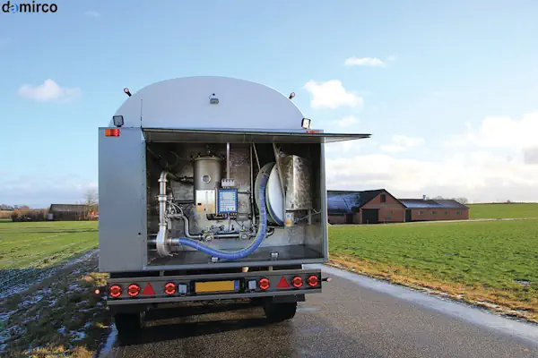 تصویر سه بعدی از برش مقطعی یک تانکر حمل شیر سه جداره با لایه‌های استیل و عایق