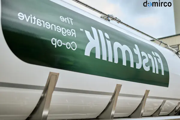 تانکر حمل شیر استیل سه محور در حال حمل شیر در جاده