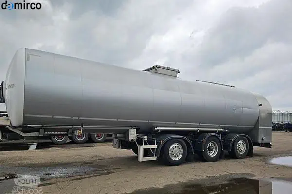 تانکر حمل شیر استیل ضد زنگ که در محوطه یک کارخانه تولیدی پارک شده است