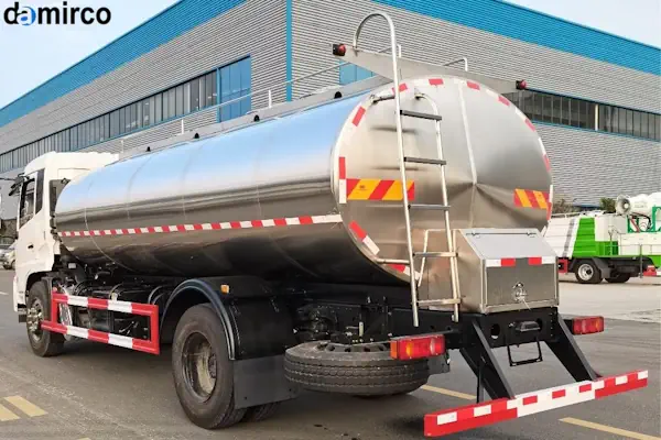 یک تانکر حمل شیر استیل تمیز و براق در یک محیط صنعتی